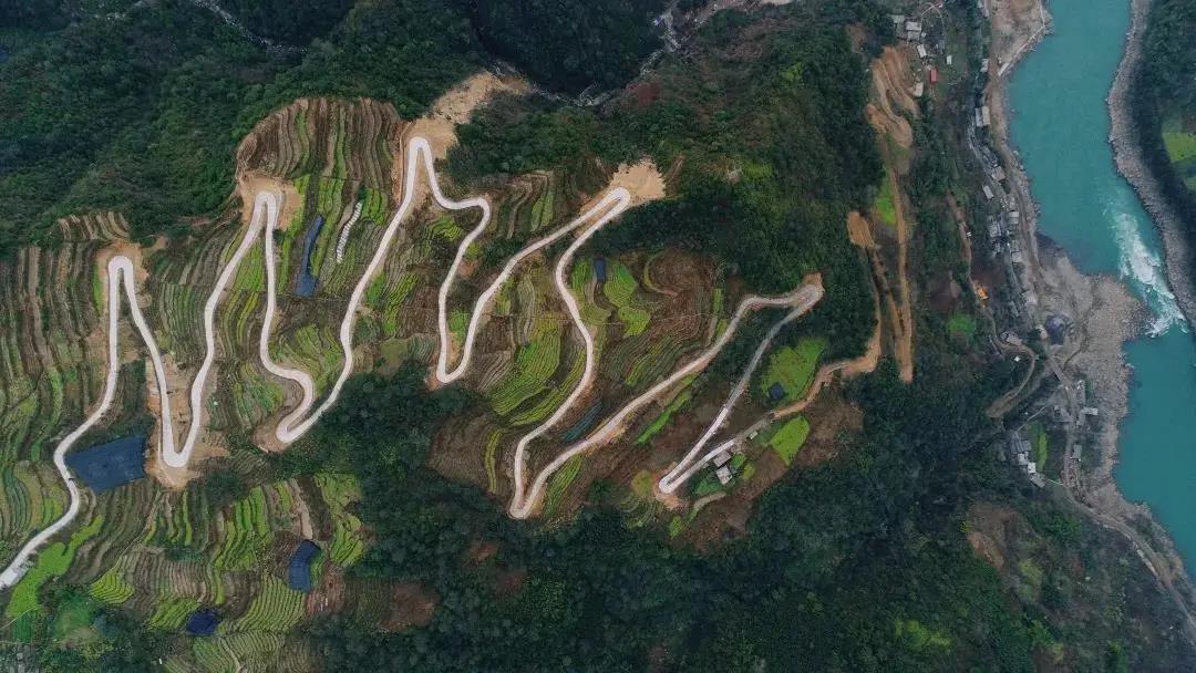 美麗公路丨“車在江邊走，人在畫(huà)中游”的怒江大峽谷公路