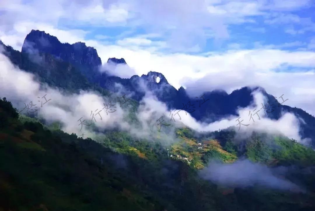 “怒江美麗公路”領(lǐng)略絕美風(fēng)景 “車在路上走，人在畫(huà)里行”